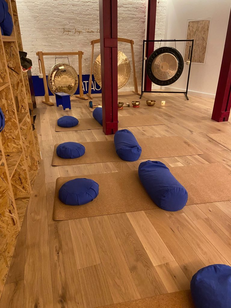 Photo de la salle où se pratique le yoga du rire chez At Aûm - Paris